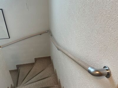 Beigefarbener Handlauf in Wohlen - passend zum Teppich