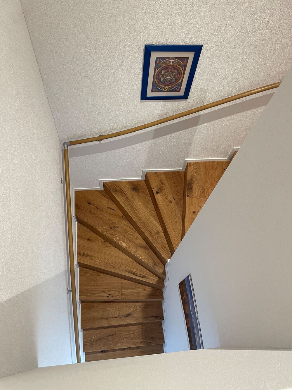 Gebogener und durchgehender Handlauf in Reinach in Holzoptik