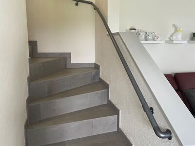 Durchgehender und geschwungener Innenhandlauf in Fischbach-Göslikon, optisch passend zur Treppe