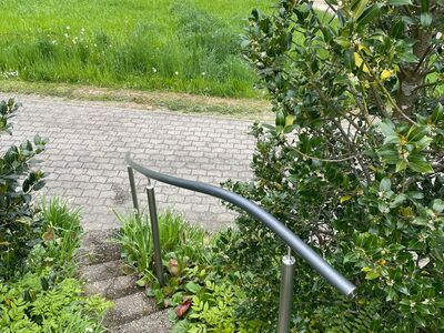 Knifflige S-Biegung in Eppenberg-Wöschnau in moderner Anthrazit-Optik